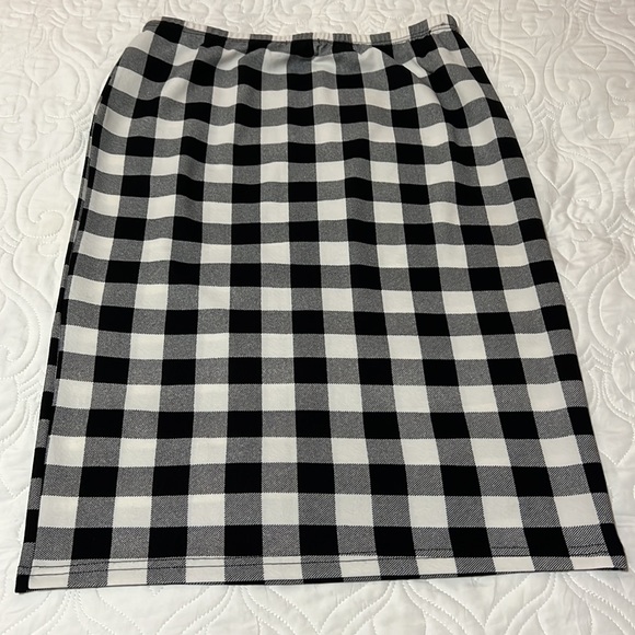 Nuggles, size Medium, black and white checkered skirt - Picture 3 of 3
